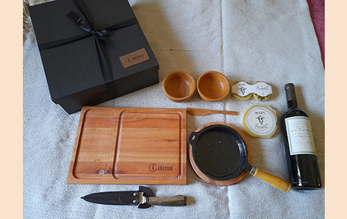 Caja estuche con productos gourmet y cuchillo