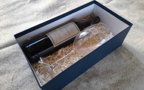 Caja de madera con champagne y logo grabado en tapa