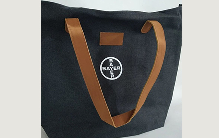 Bolso de lona con logo estampado