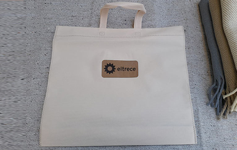 Bolsa packaging con logo aplicado en cuero