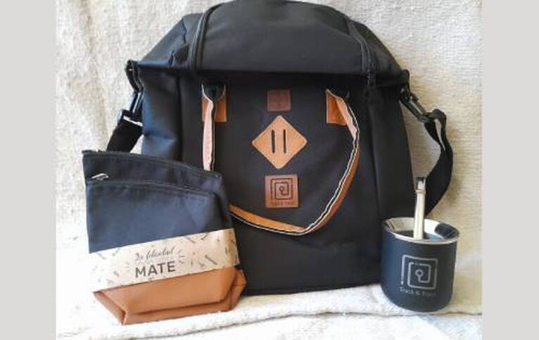 Bolso matero con mate, yerbera y azucarera con logo