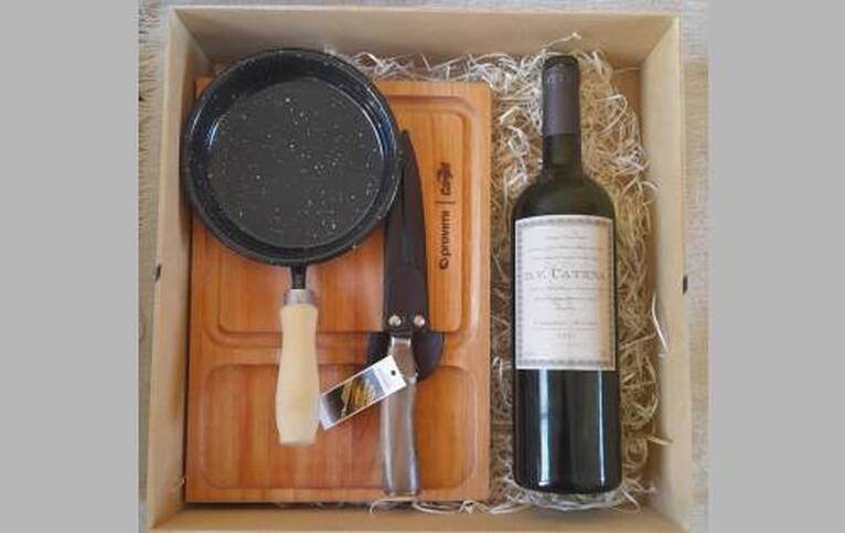 Juego de picnic con cuchillo, tabla de madera, provoletera y vino