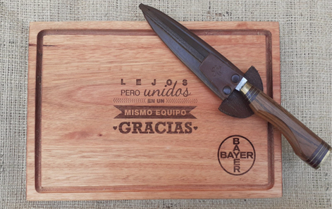 Tabla de eucalipto grabada con logo y cuchillo