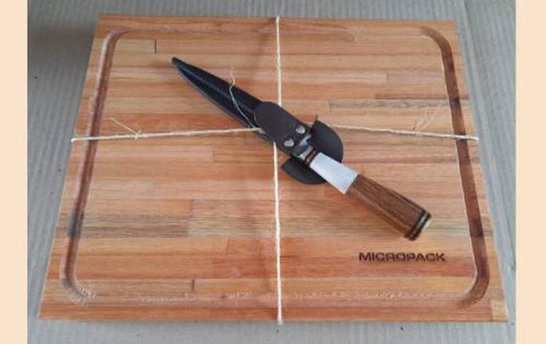 Tabla de asado de eucalipto con cuchillo de madera y logo