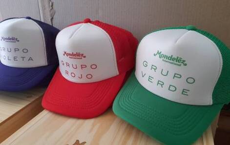 Gorra trucker con logo estampado