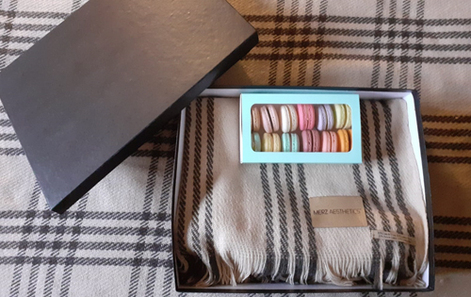 Caja con manta de oveja y llama con Macarons