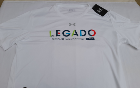 Remera deportiva con logo estampado