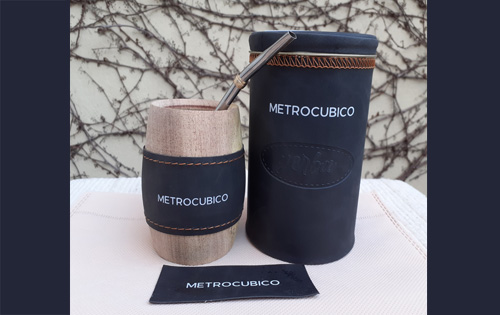 Juego de mate y yerbera forrado con logo estampado 