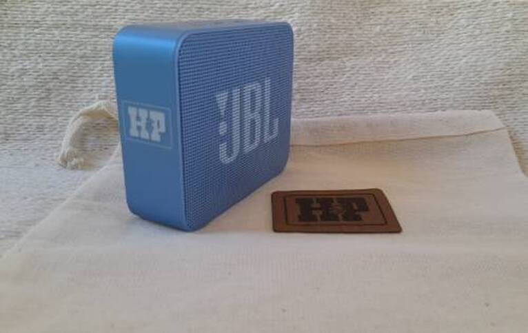 Parlante JBL con logo grabado