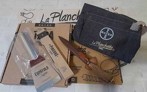 Combo completo de Plancheta con delantal estampado con logo corporativo