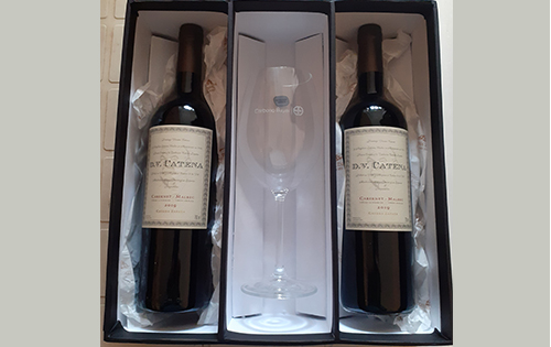 Caja de vino forrada con 2 vinos y copa de cristal 