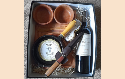 Caja estuche con productos gourmet y cuchillo