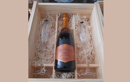 Caja de madera con champagne