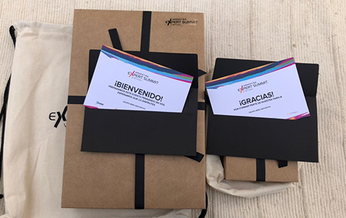 Cajas de regalo con tarjetas institucionales