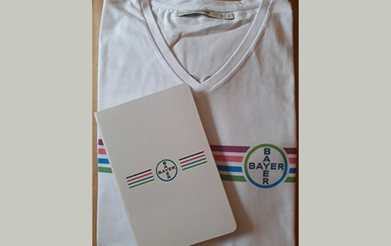 Cuaderno + remera con logo estampado 