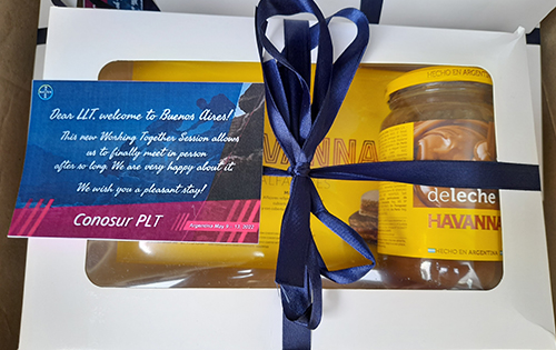 Caja de regalo con productos Havanna y tarjeta