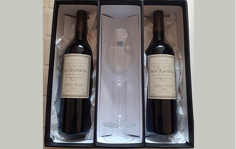 Caja de vino forrada con 2 vinos y copa de cristal de Bohemia grabada