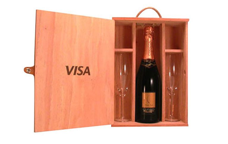 Caja para champagne y dos copas con aplicación de logo grabado con cuño bajo relieve