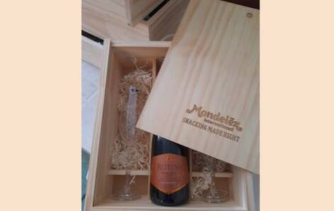 Caja de madera con copas y champagne con logo grabado en tapa